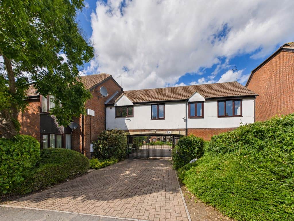 Lysons Avenue, Linden